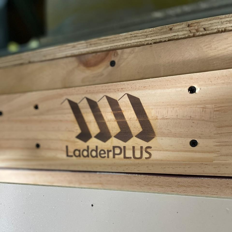 Detalle de marca grabado en la escalera LadderPlus